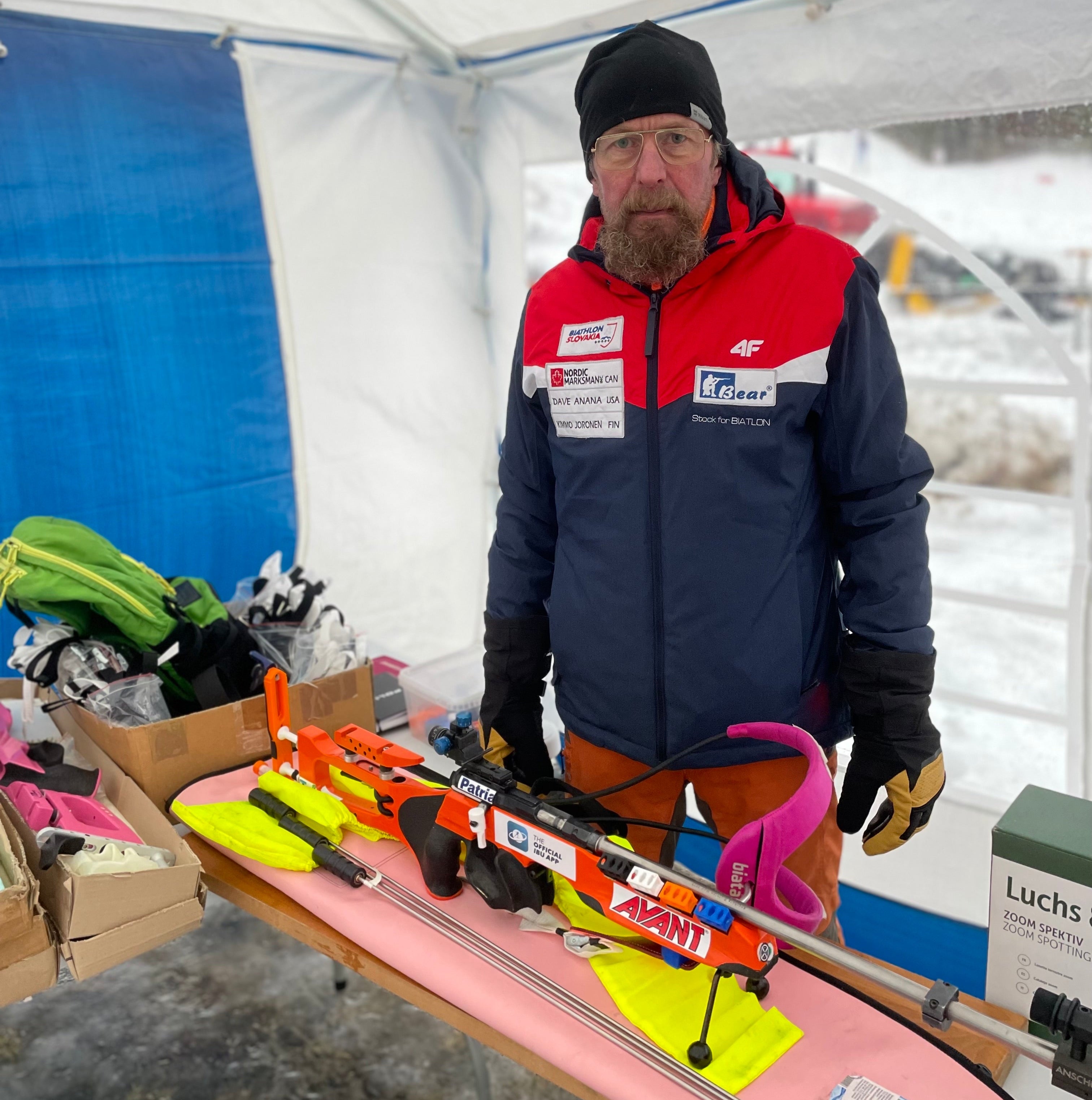 Kimmo myymässä ampumahiihtotuotteita teltassa Seinäjoella