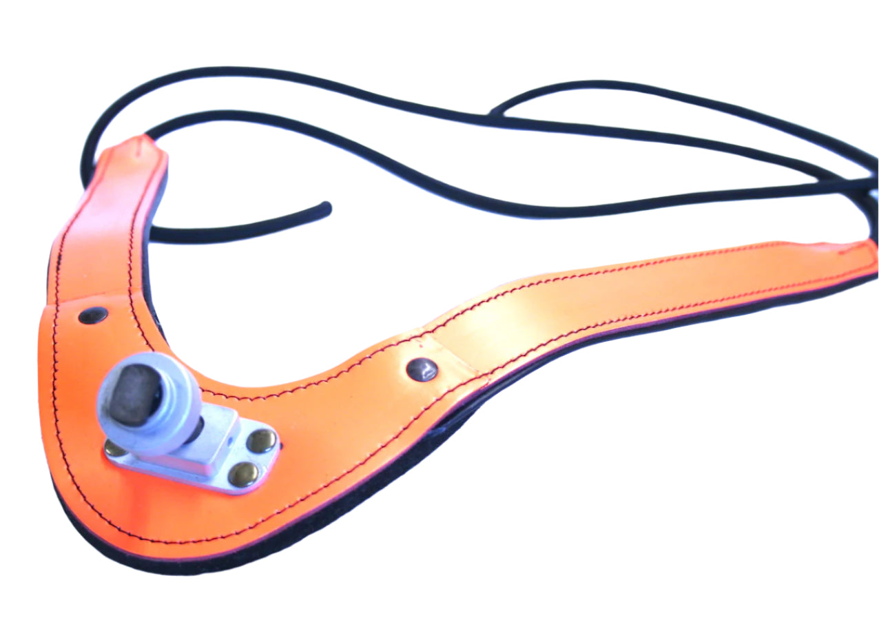 Nahkainen aseenkantovaljas oranssilla huomiovärillä